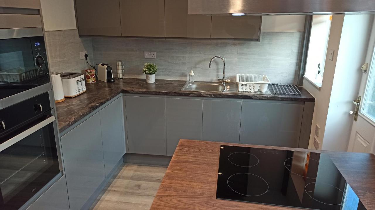 Stunning 3 Bed House Sleeps 5-6, Wifi, Off Street Parking In Close To M1 * Nottingham