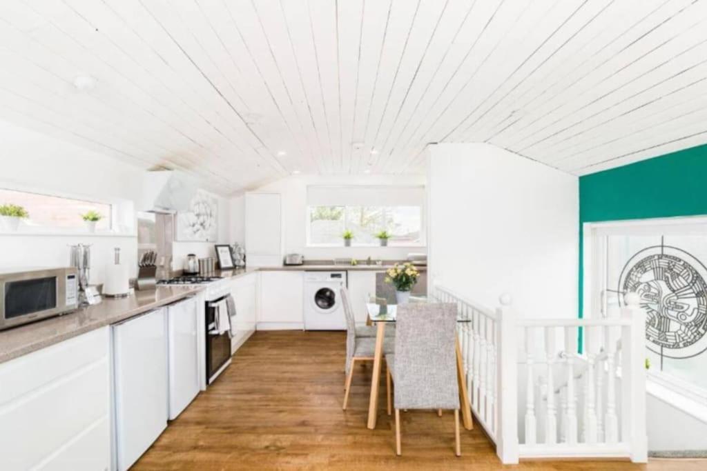 Spacious Duplex - Parking Apartment