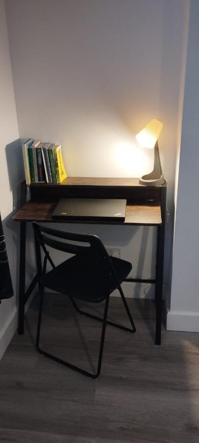 Stunning 3 Bed House Sleeps 5-6, Wifi, Off Street Parking In Close To M1