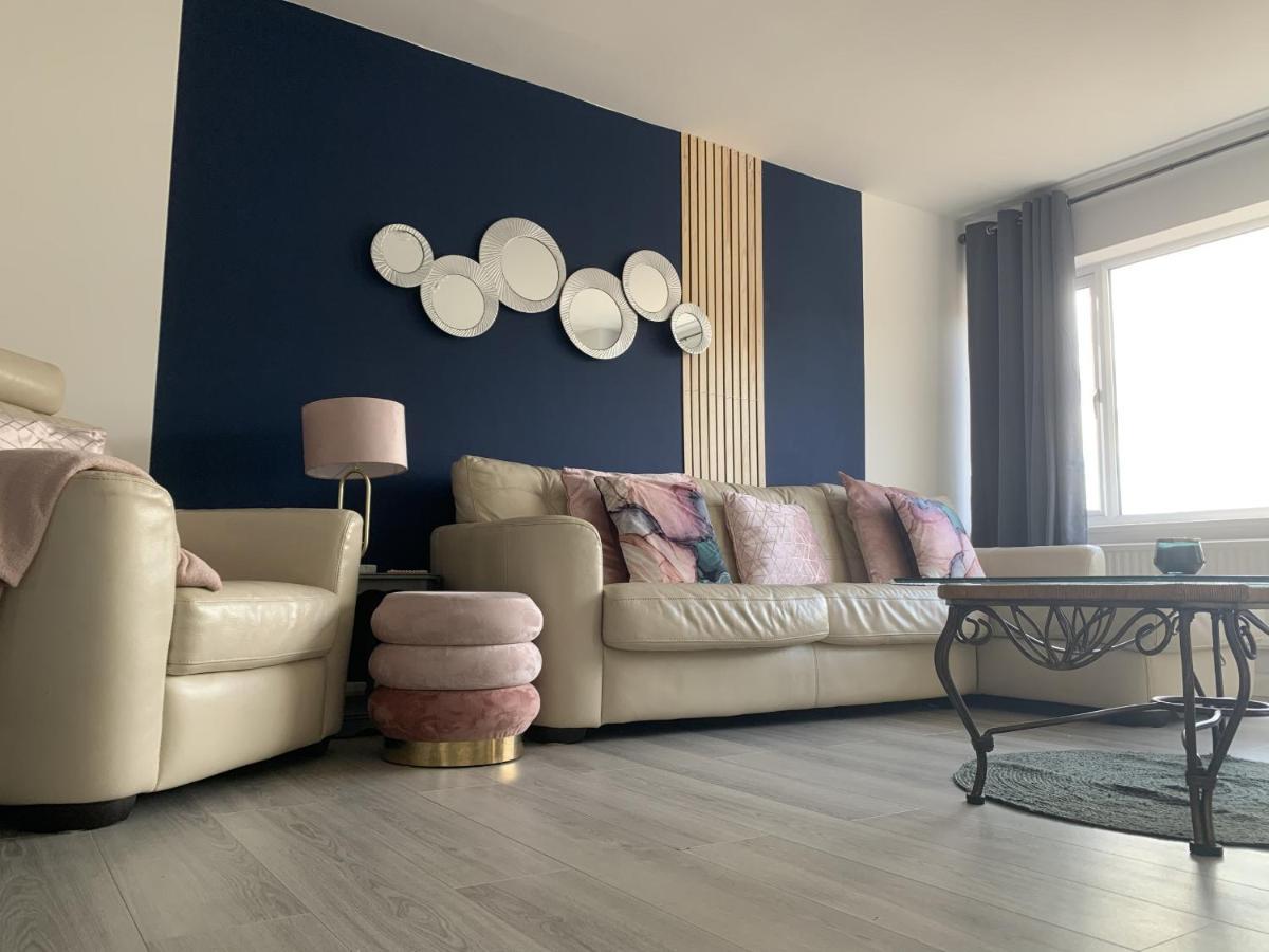 Crowthorne House: Spacious 3-bedroom Cul-de-sac Retreat * Nottingham