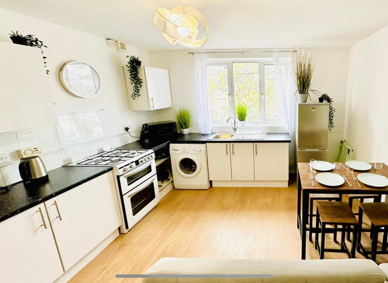 Beautiful 3-bed With Driveway Parking Apartment