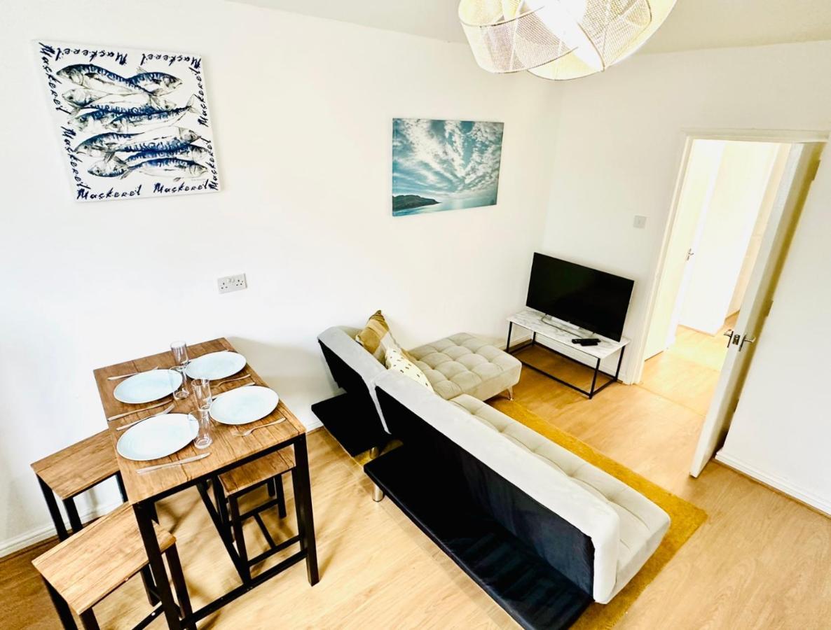 Beautiful 3-bed With Driveway Parking Apartment *