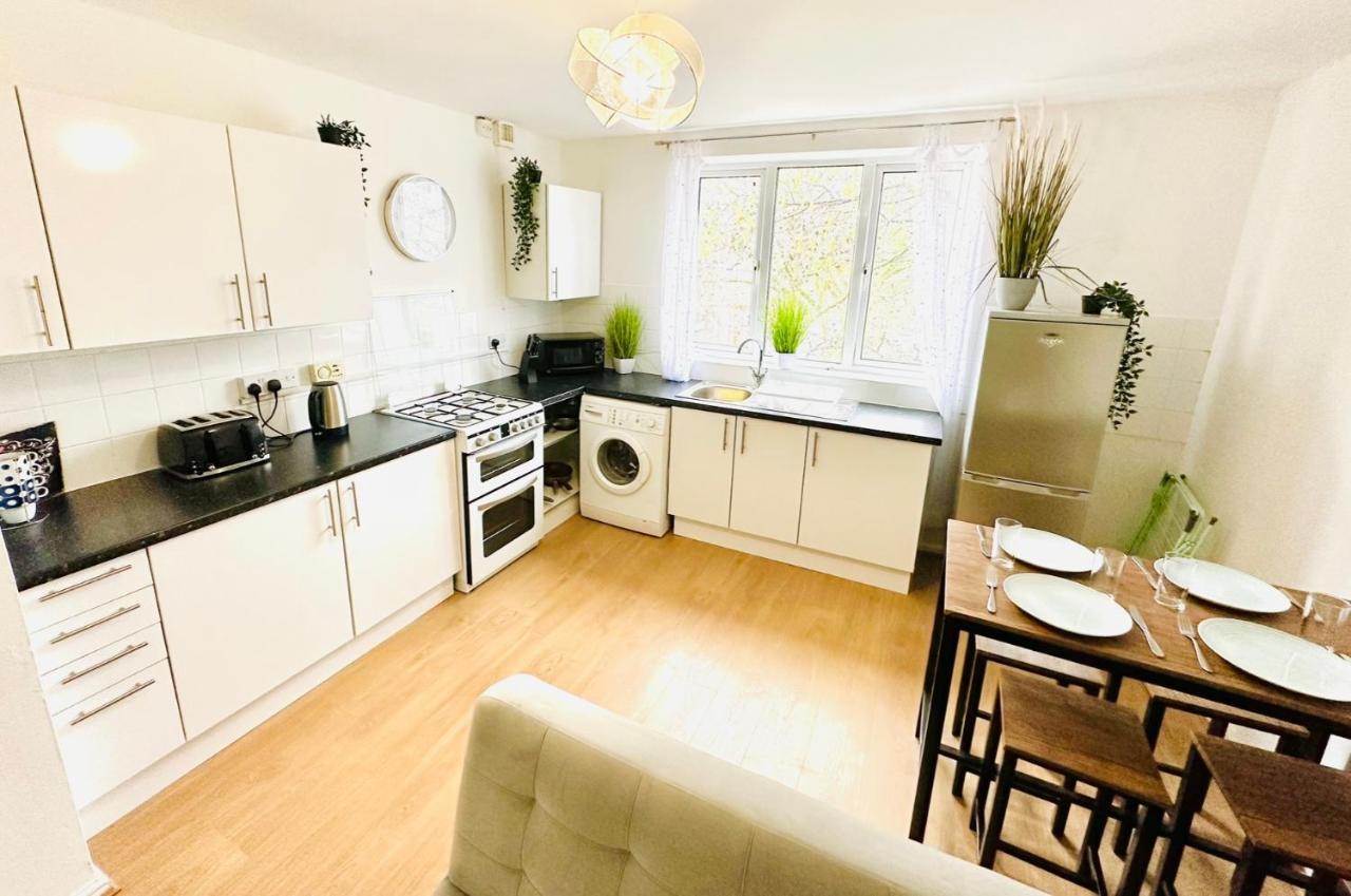 Beautiful 3-bed With Driveway Parking Apartment *