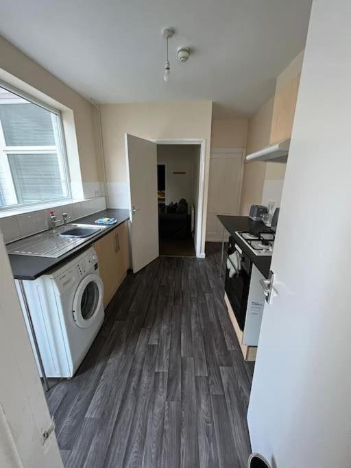 Flat 1, 67 Colwick Road Ng2 4al Apartment