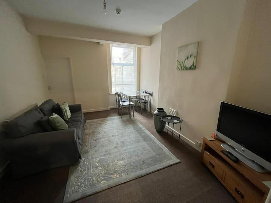 Flat 1, 67 Colwick Road Ng2 4al *