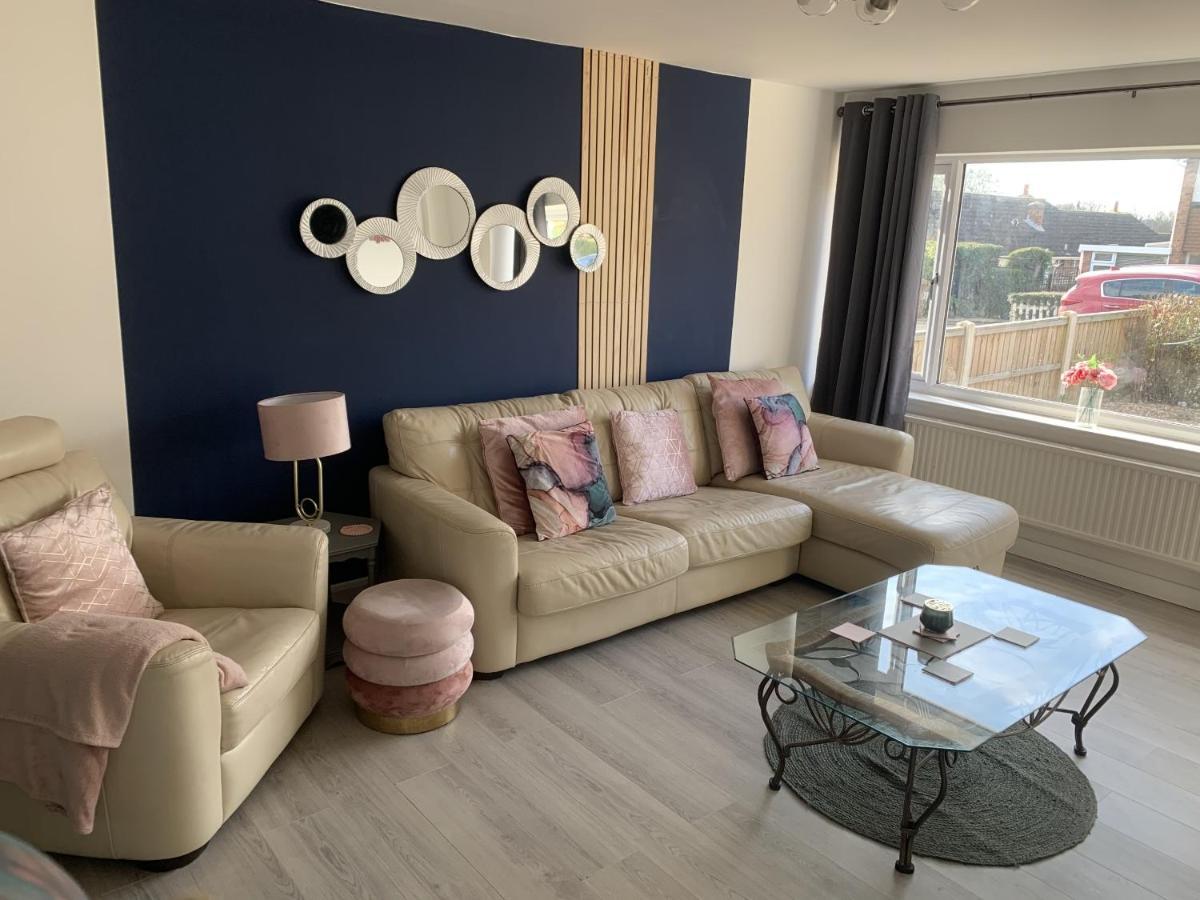 Crowthorne House: Spacious 3-bedroom Cul-de-sac Retreat Holiday home Nottingham