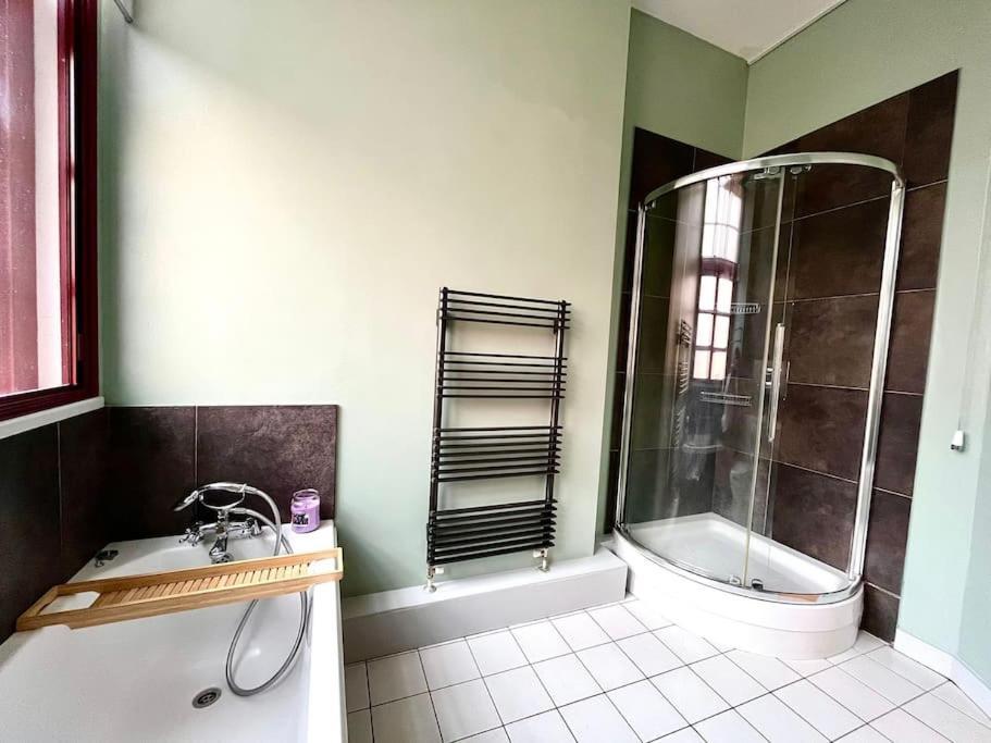 Charming 2 Bed In Centre Of Apartment *