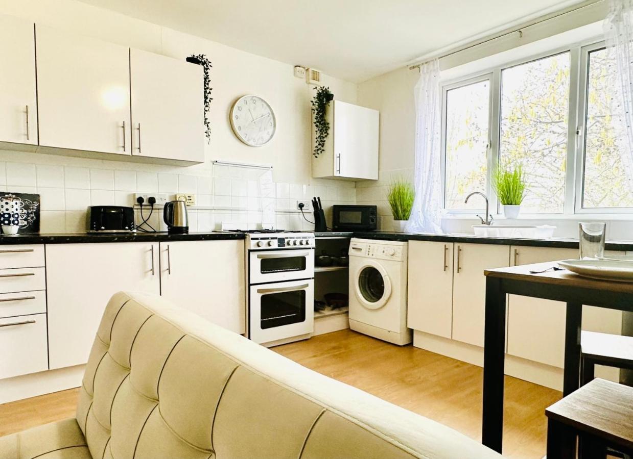 Apartment Beautiful 3-bed With Driveway Parking
