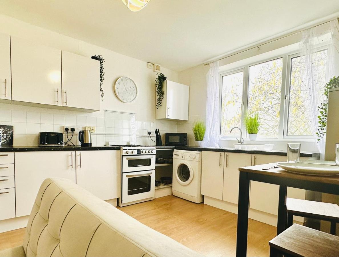 Apartment Beautiful 3-bed With Driveway Parking *