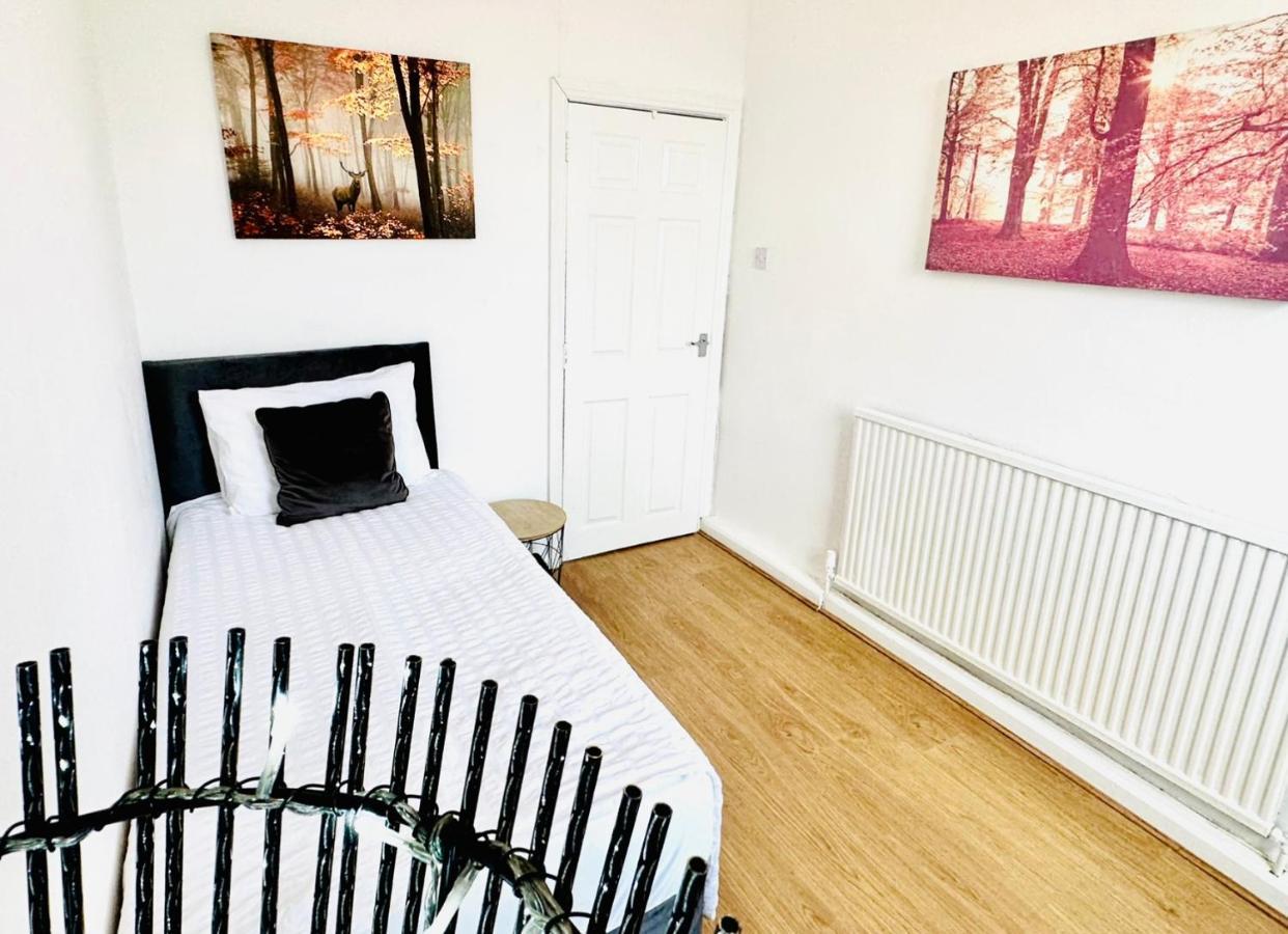 Apartment Beautiful 3-bed With Driveway Parking