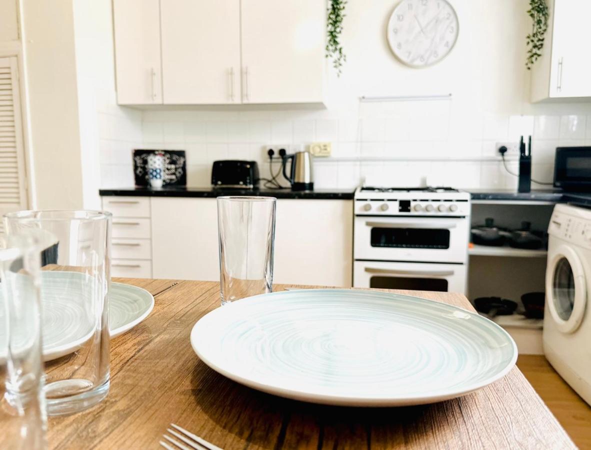 Apartment Beautiful 3-bed With Driveway Parking *