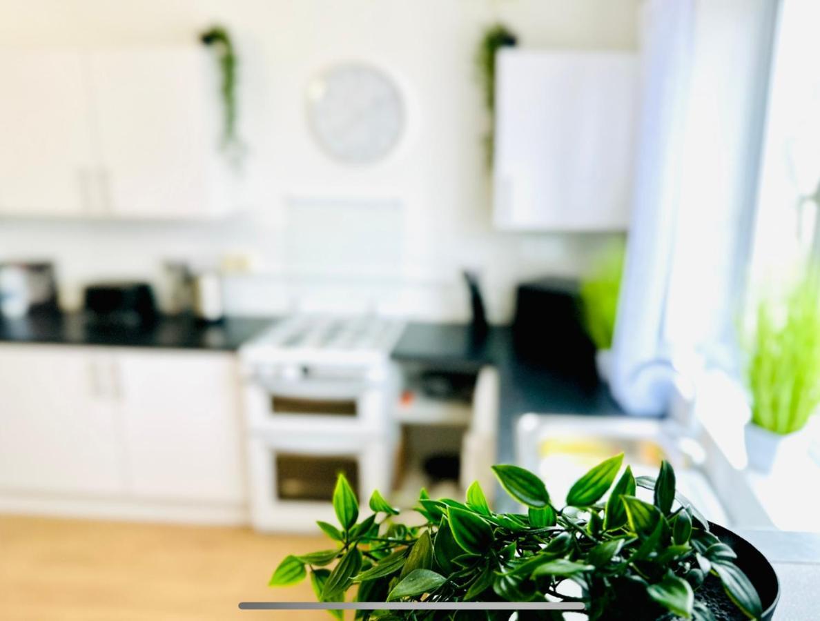 Beautiful 3-bed With Driveway Parking Nottingham