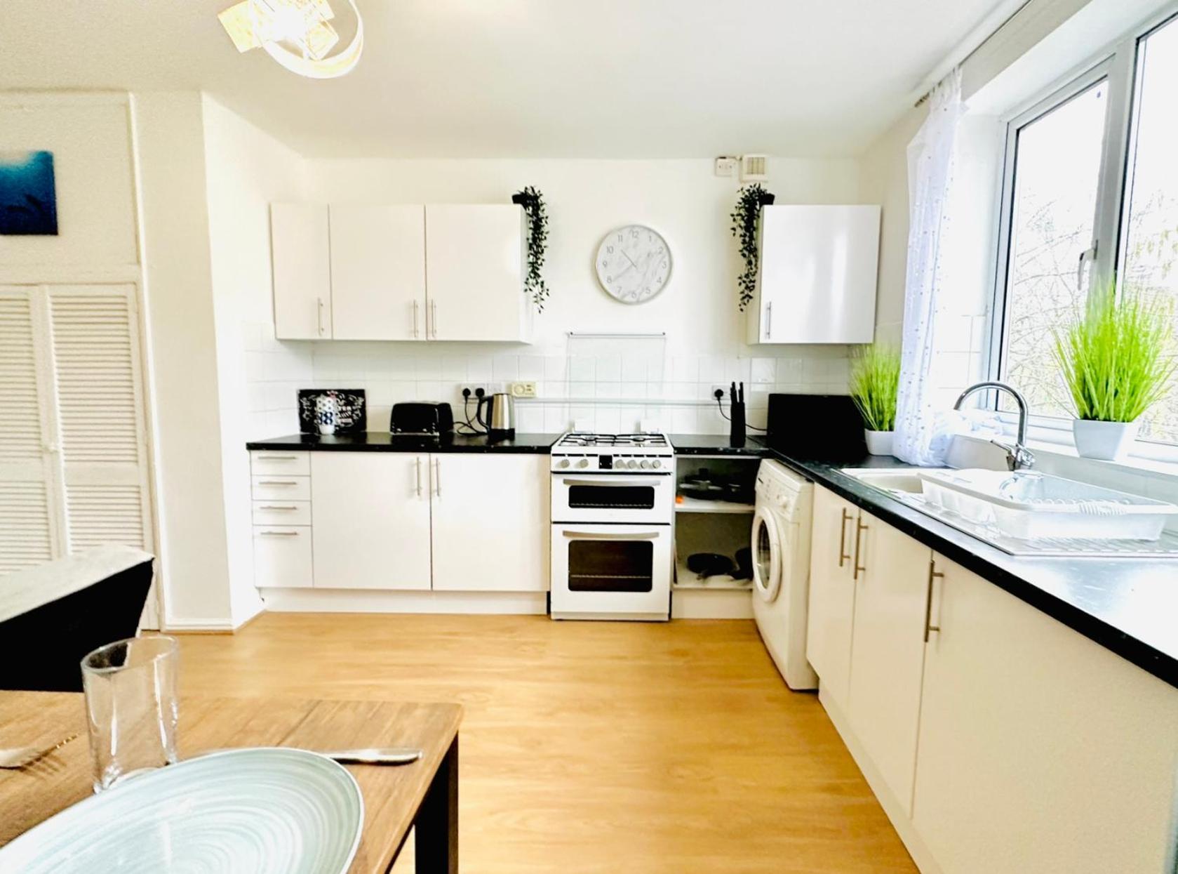 Beautiful 3-bed With Driveway Parking Apartment *