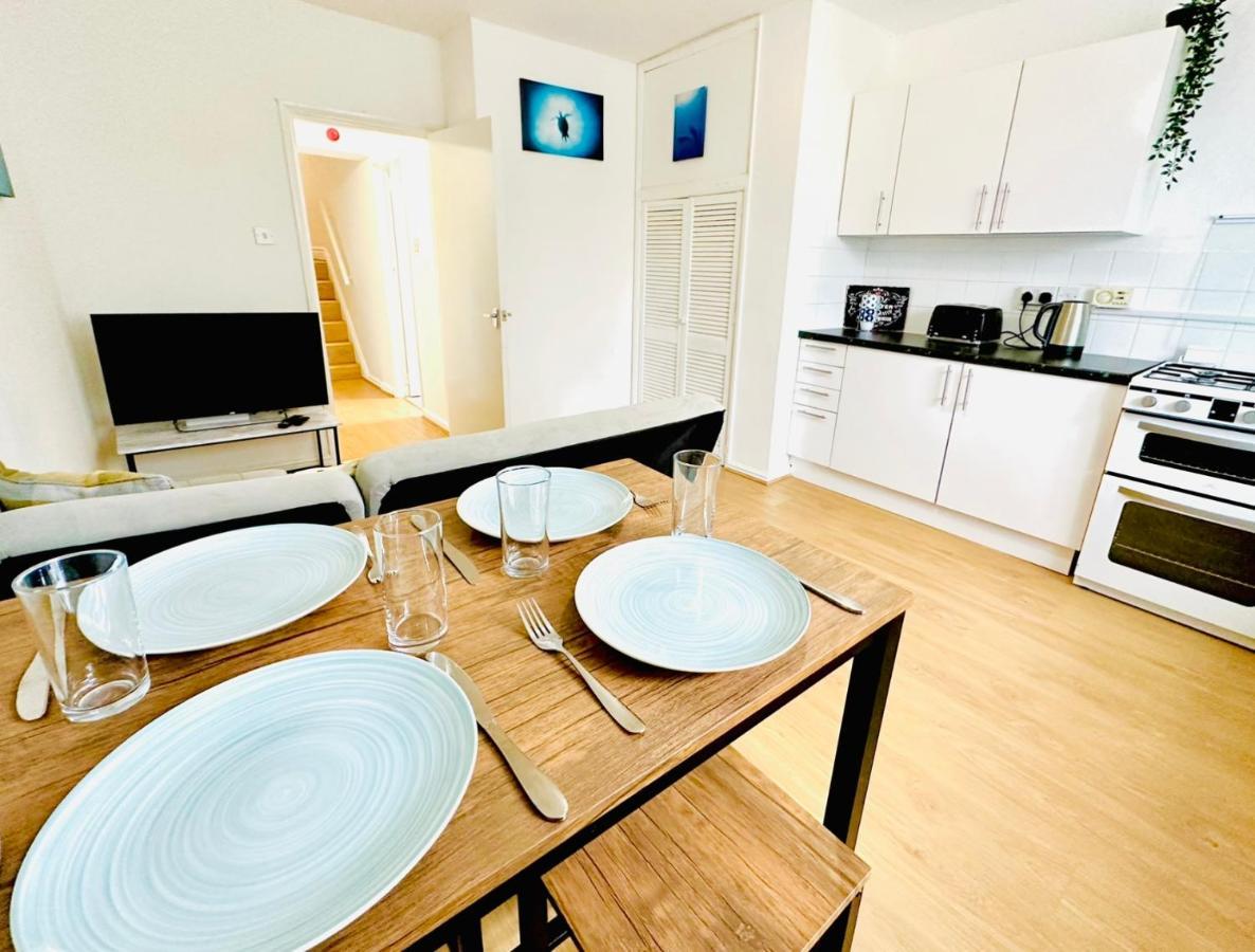 Beautiful 3-bed With Driveway Parking Apartment Nottingham