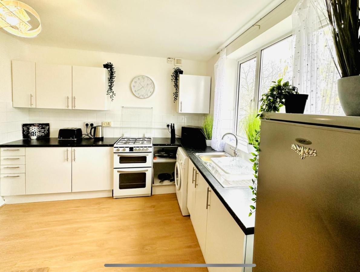 Beautiful 3-bed With Driveway Parking Apartment Nottingham