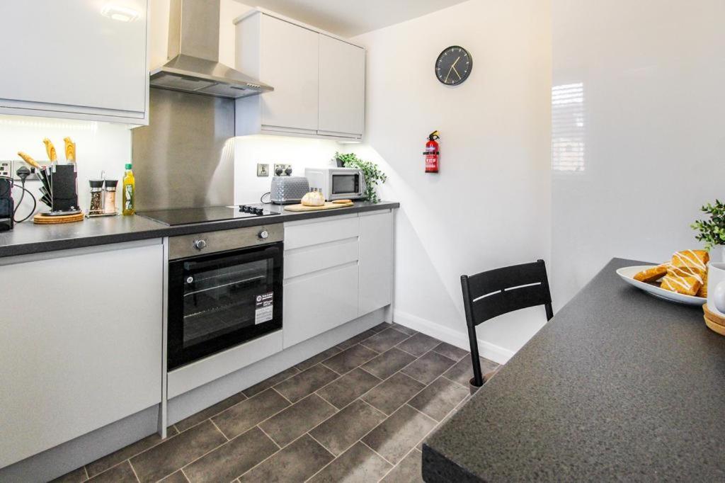 2 Bed Townhouse With Free Parking Holiday home *