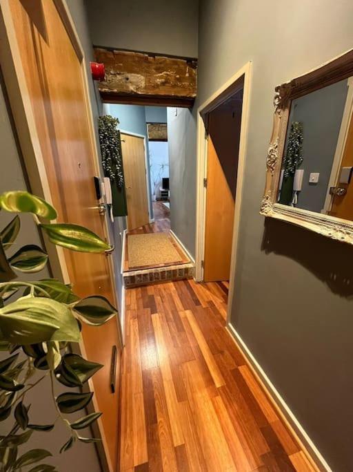 Charming 2 Bed In Centre Of Apartment *