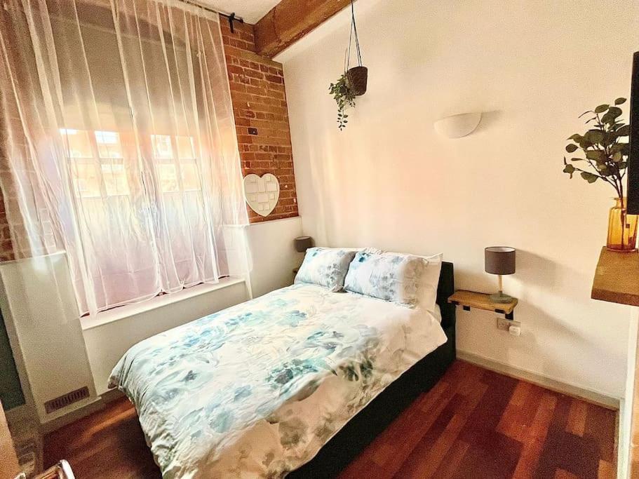 Charming 2 Bed In Centre Of Apartment *