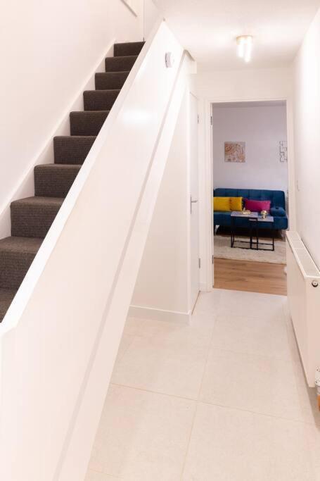 Villa Bakerville - In Osier - 3 Bed *