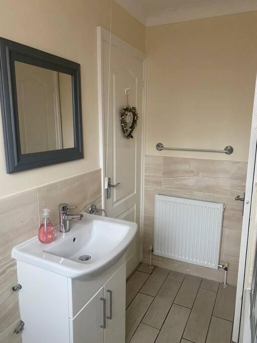 Cheerful 3-bed Detached Holiday home Nottingham