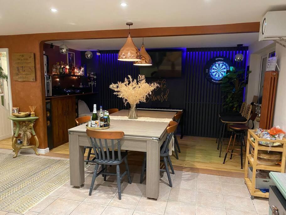 Cheerful 3-bed Detached Holiday home Nottingham