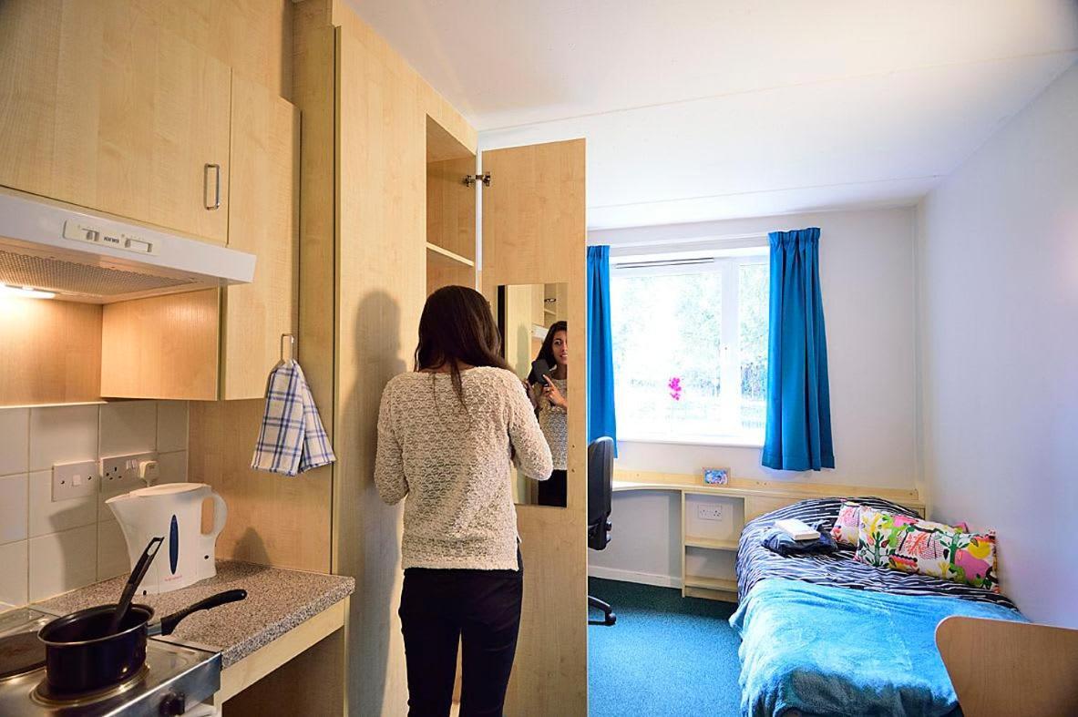Apartment Modern Living And At Broadgate Park In