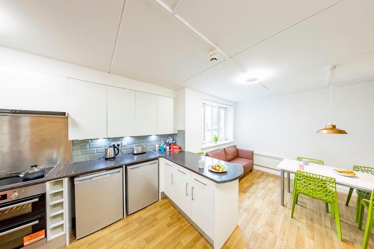 Modern Living And At Broadgate Park In Apartment