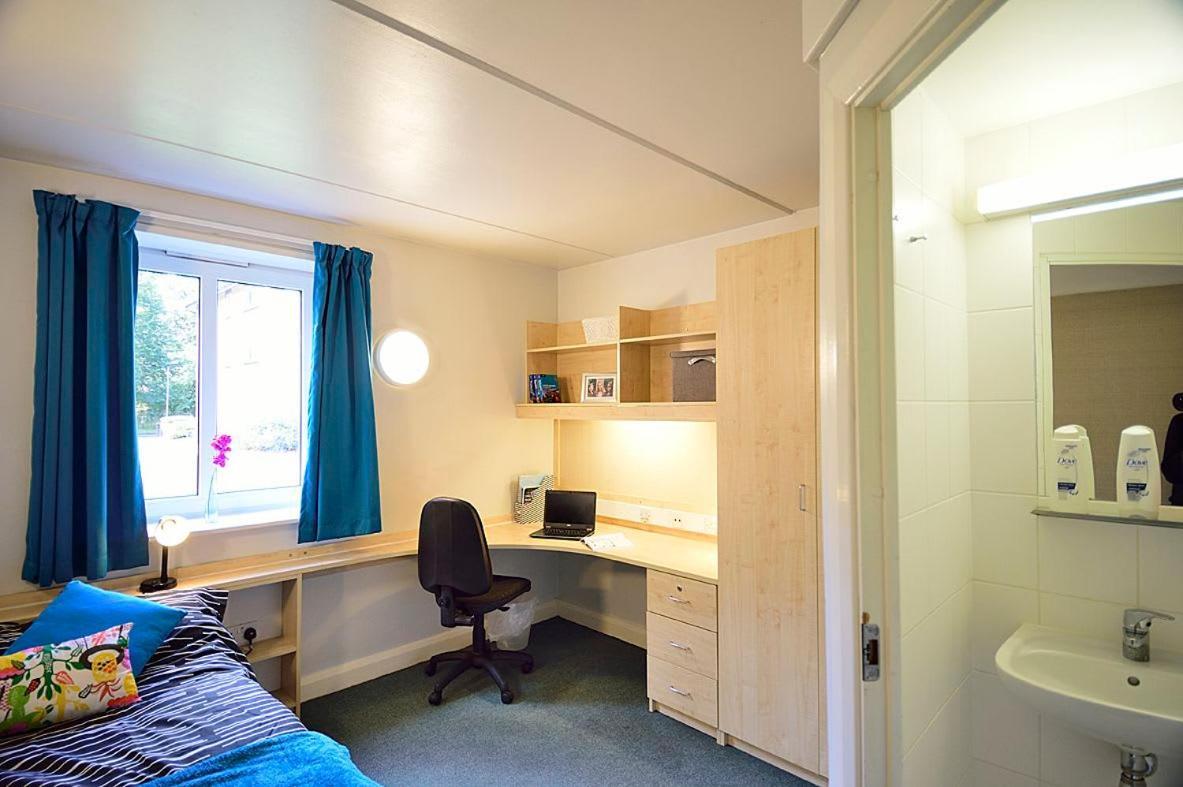 Modern Living And At Broadgate Park In Nottingham