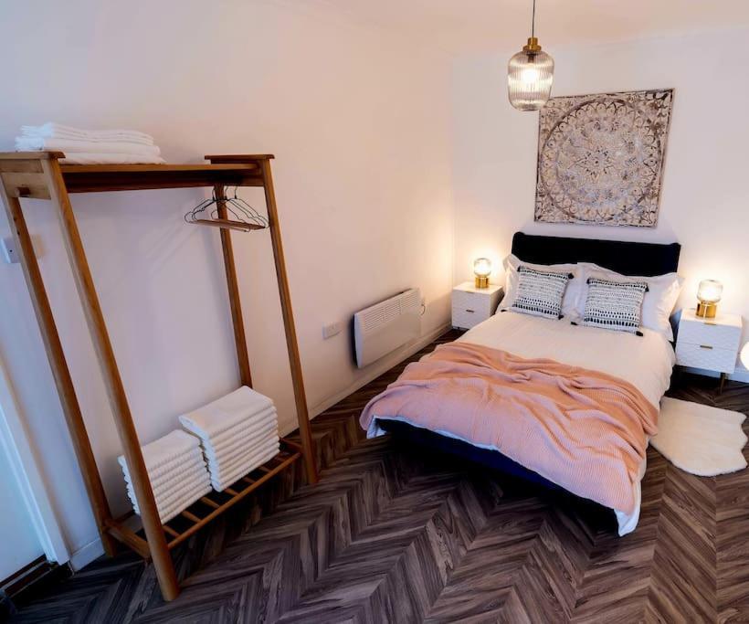 Apartment Stylish Serviced Studio Flat With Parking Located Just Off The Vibrant Mansfield Road