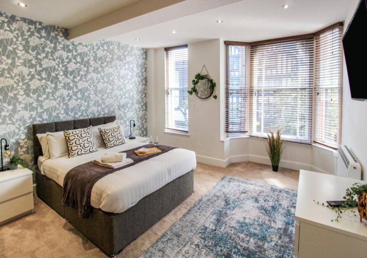 Beautiful Three Bed Flat In Centre Apartment *