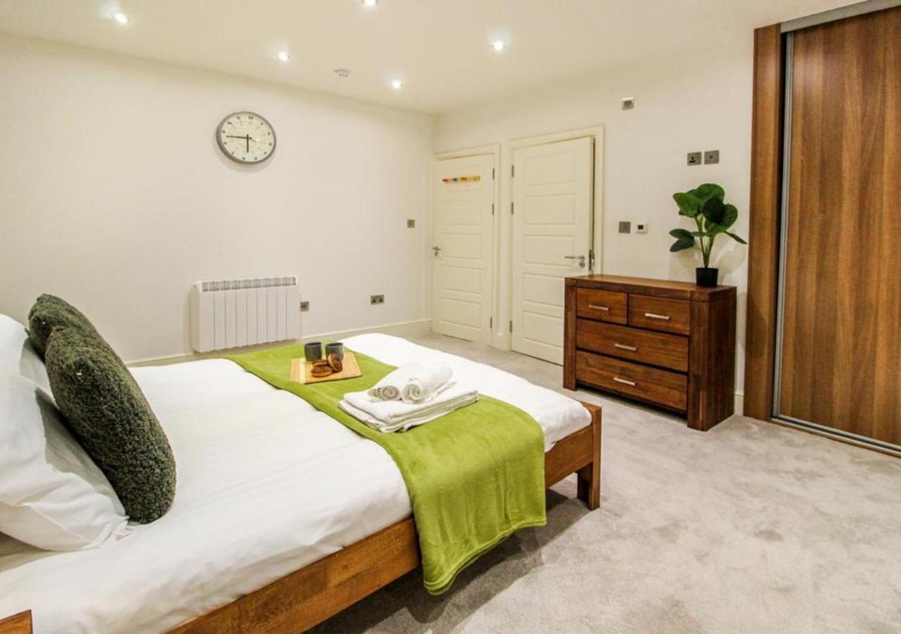 Beautiful Three Bed Flat In Centre *