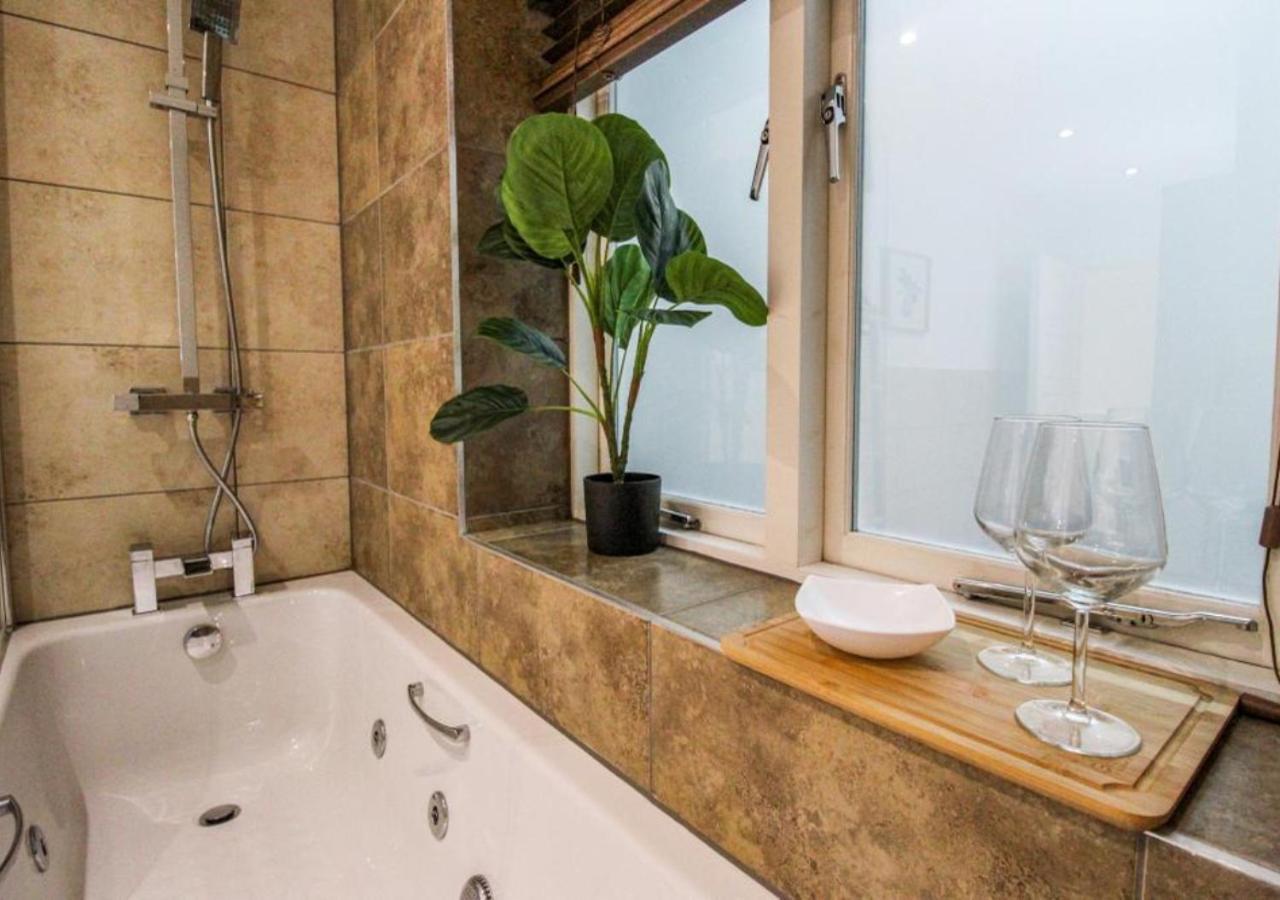 Beautiful Three Bed Flat In Centre *