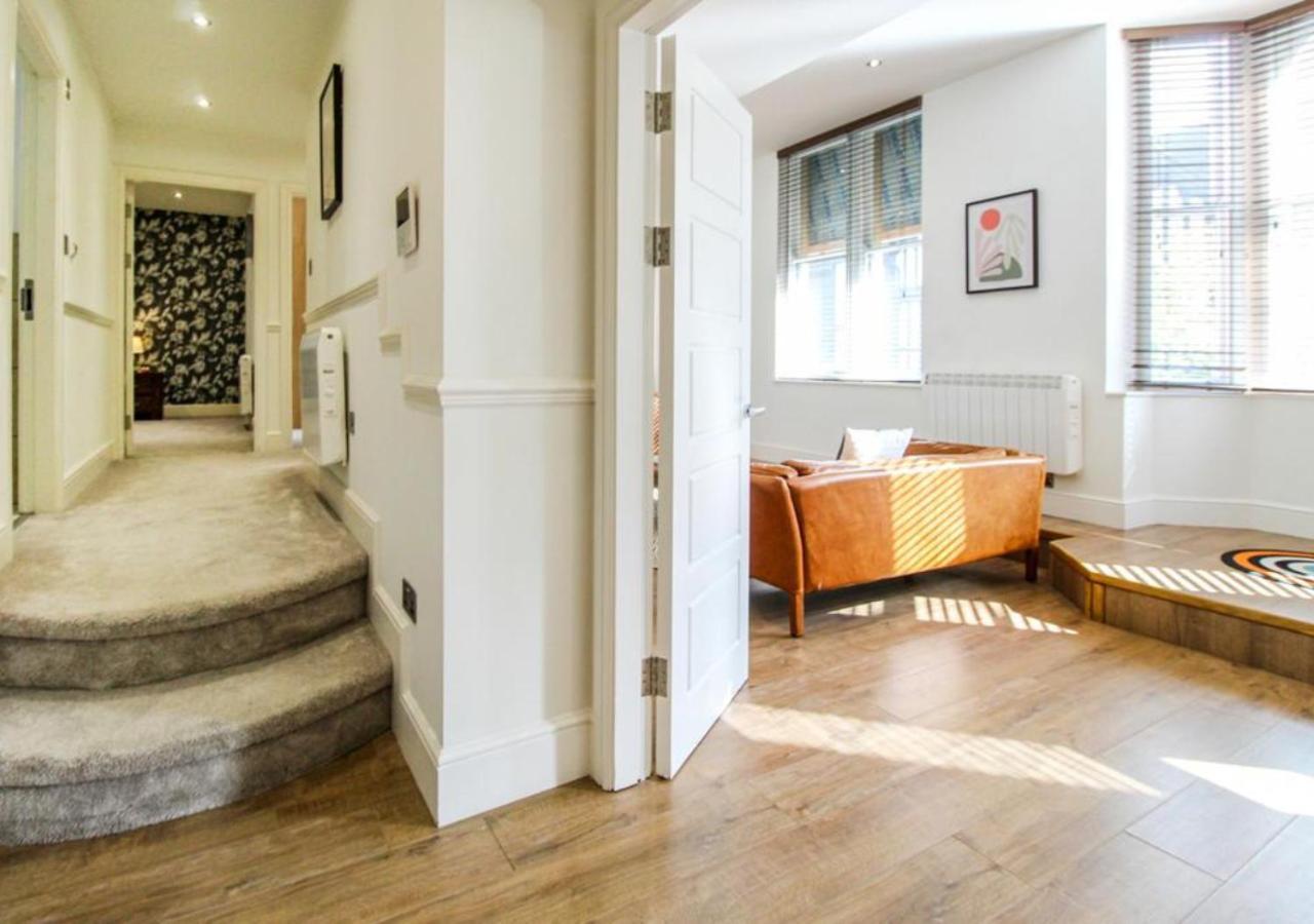 Beautiful Three Bed Flat In Centre Apartment *