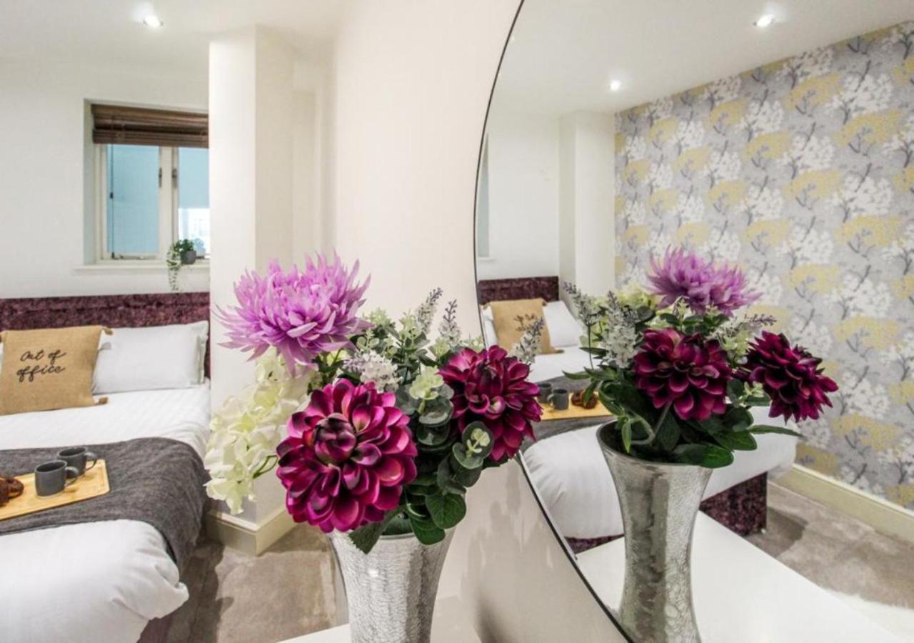 Beautiful Three Bed Flat In Centre Apartment *