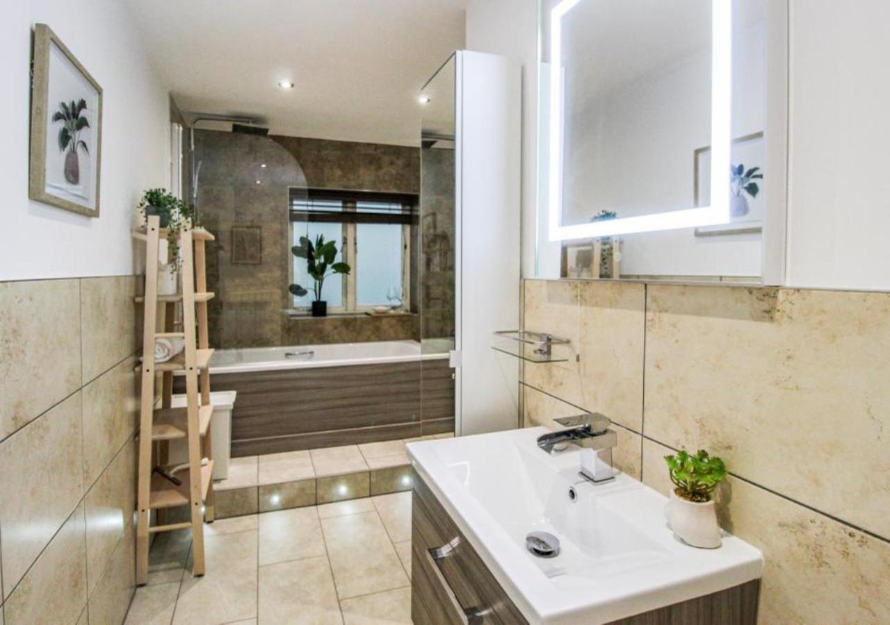 Beautiful Three Bed Flat In Centre Apartment
