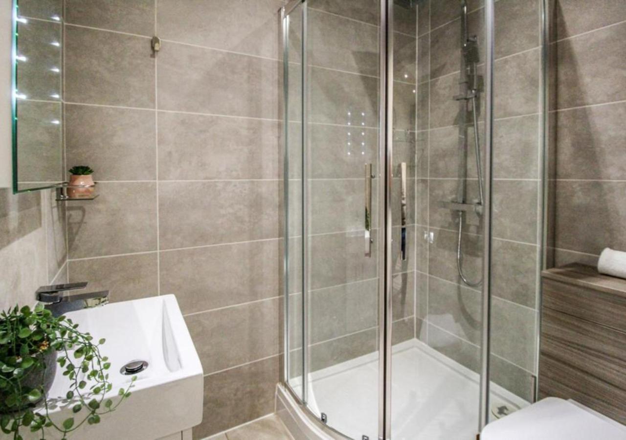Beautiful Three Bed Flat In Centre Apartment *