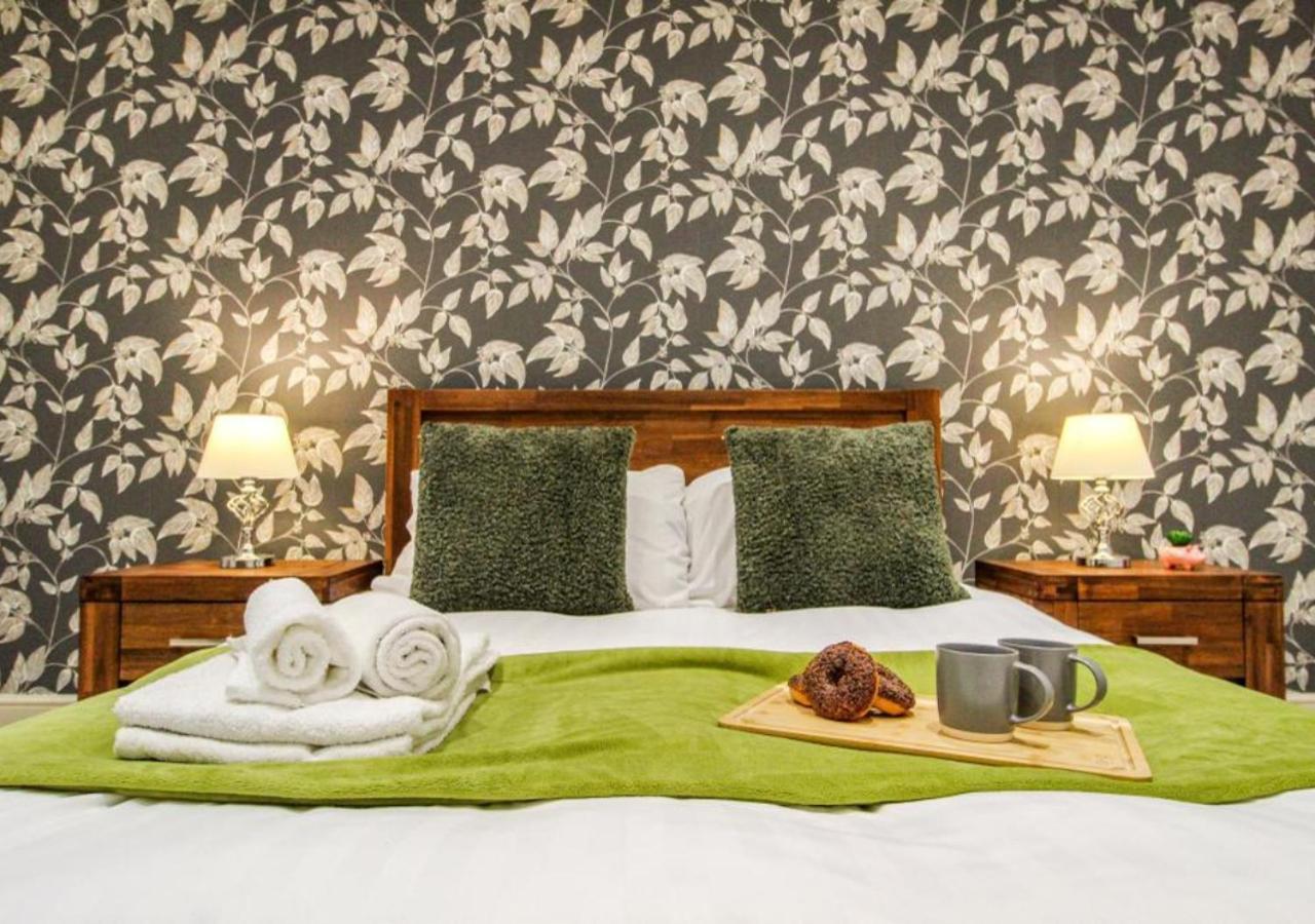 Beautiful Three Bed Flat In Centre *