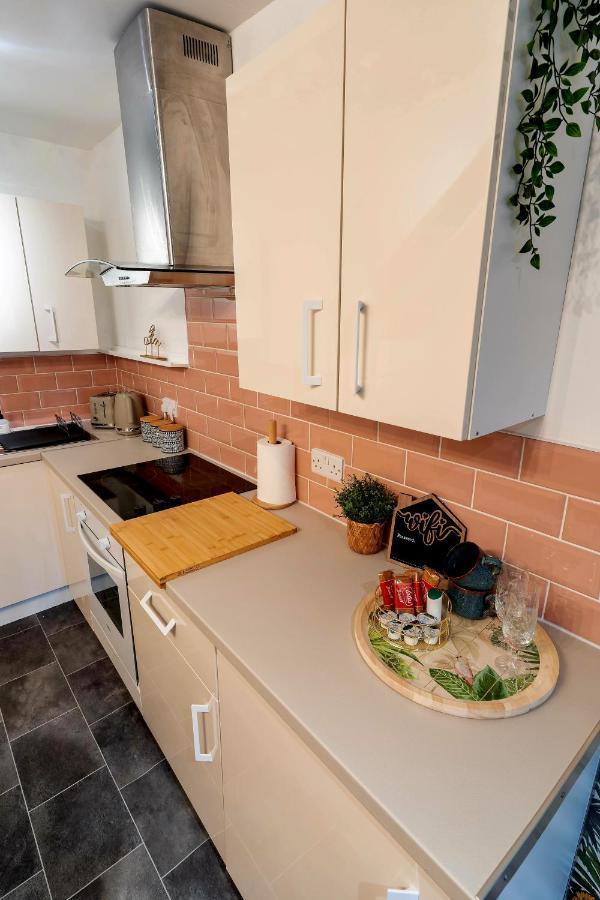 Stylish Serviced Studio Flat With Parking Located Just Off The Vibrant Mansfield Road Apartment *