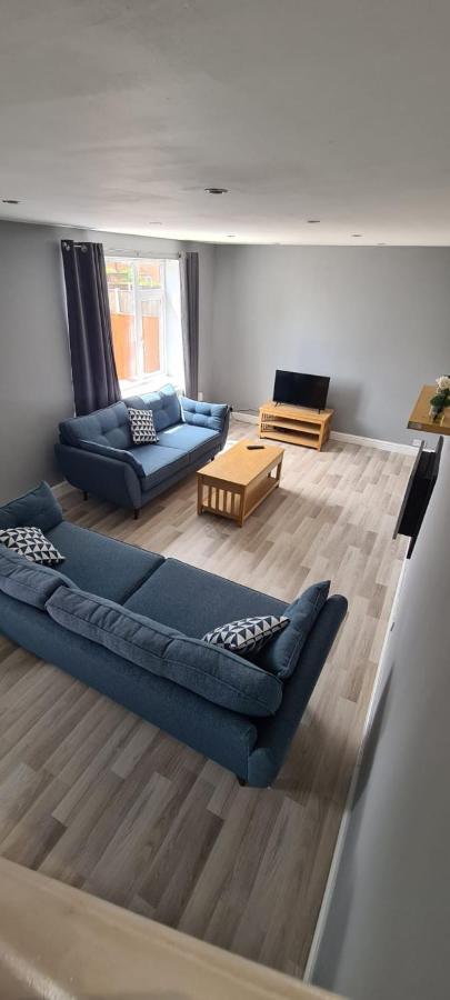 Well Presented 3 Bed House- 9 Guests - Great For Leisure Or Contractors -ng8 Postcode