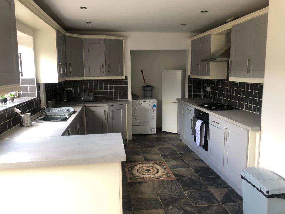 Well Presented 3 Bed House- 9 Guests - Great For Leisure Or Contractors -ng8 Postcode *
