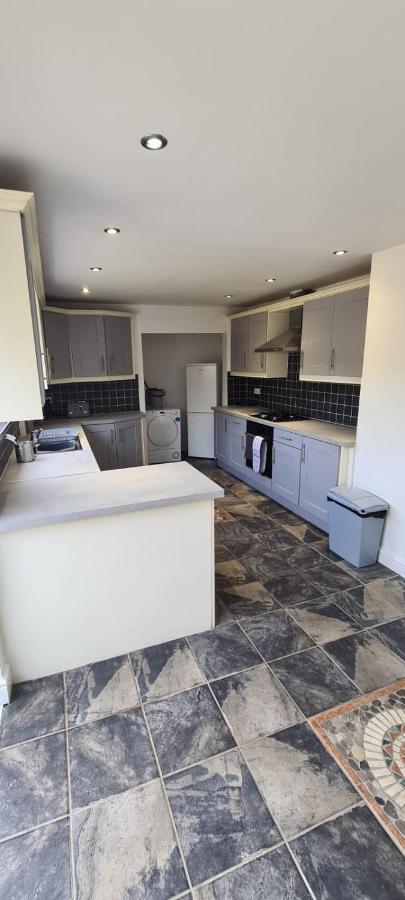 Well Presented 3 Bed House- 9 Guests - Great For Leisure Or Contractors -ng8 Postcode * Nottingham