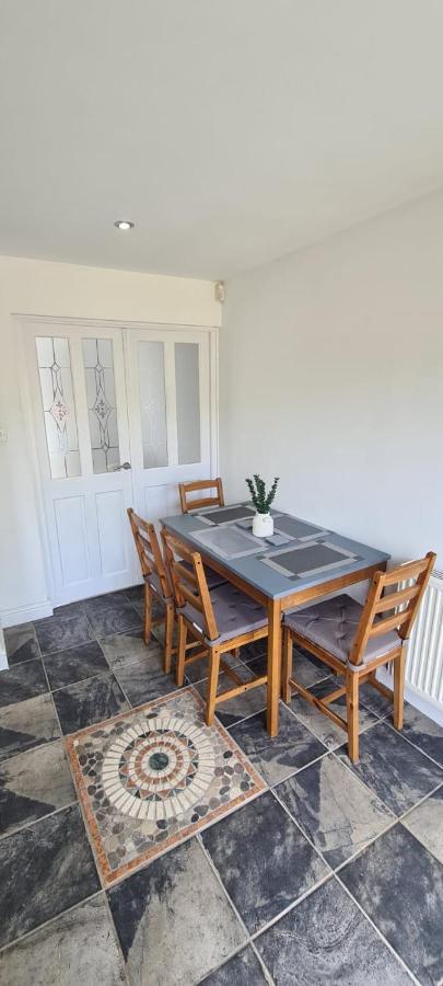 Well Presented 3 Bed House- 9 Guests - Great For Leisure Or Contractors -ng8 Postcode *
