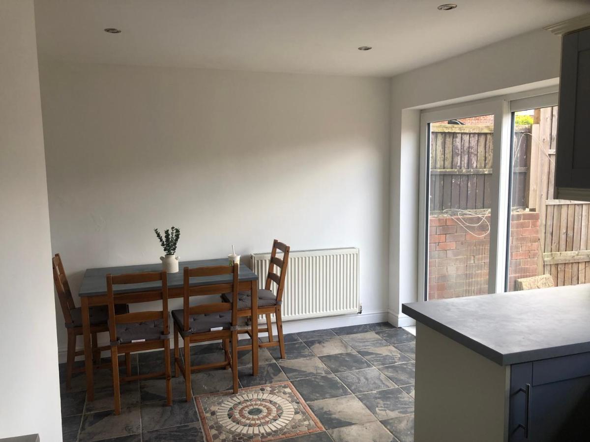 Well Presented 3 Bed House- 9 Guests - Great For Leisure Or Contractors -ng8 Postcode * Nottingham