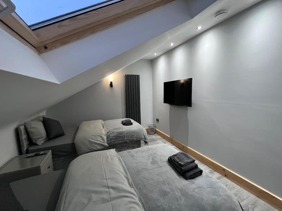 Entire Two Bedroom & Free Parking Apartment *