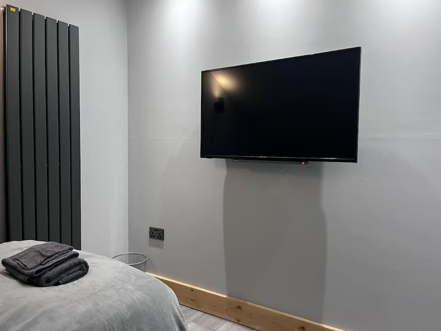 Entire Two Bedroom & Free Parking
