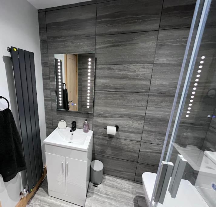 Entire Two Bedroom & Free Parking Apartment *