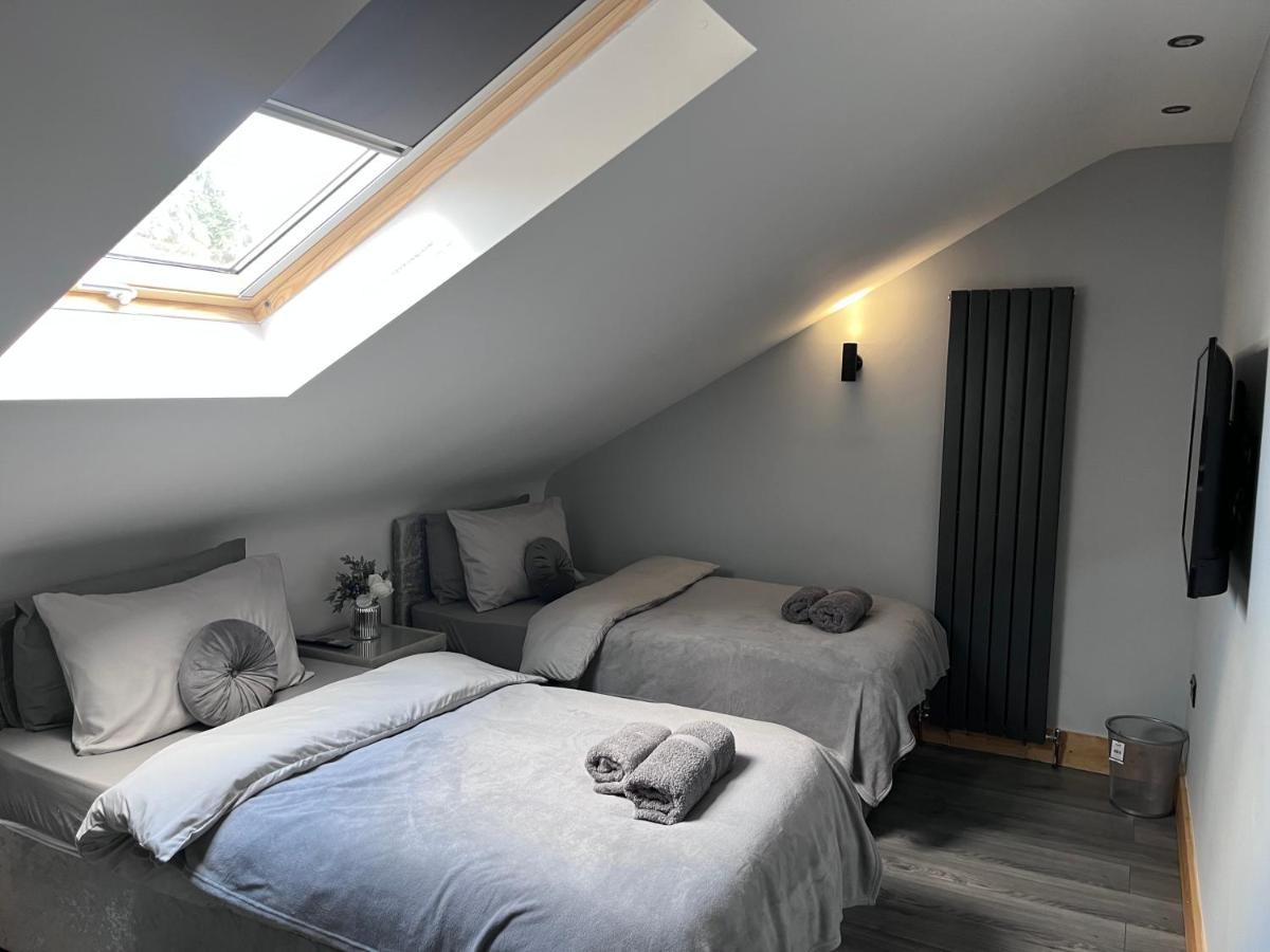 Entire Two Bedroom & Free Parking *