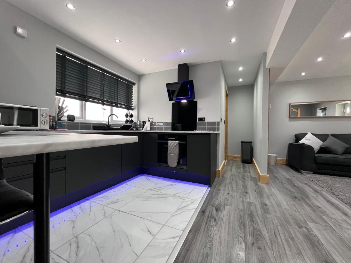 Apartment Entire Two Bedroom & Free Parking *