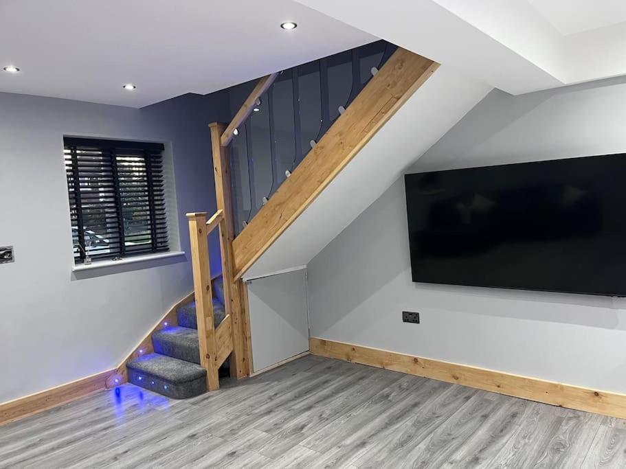 Entire Two Bedroom & Free Parking