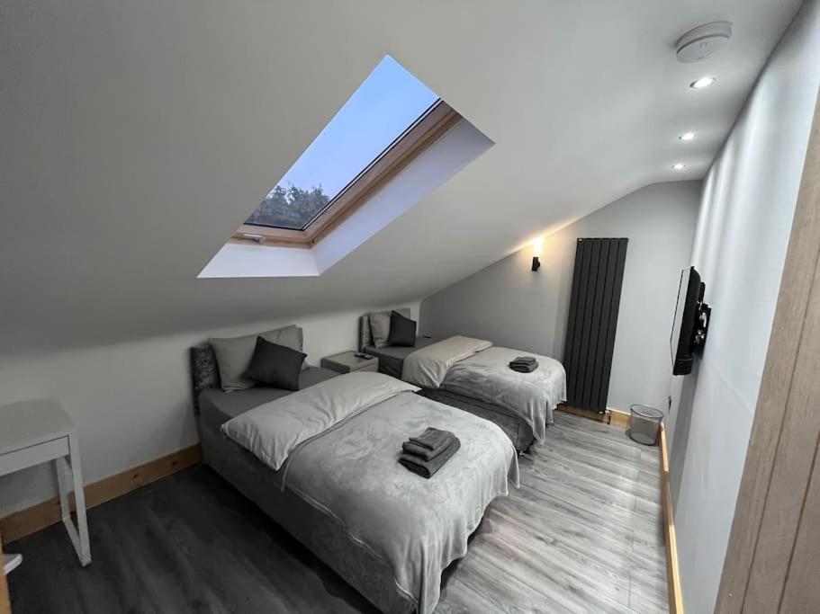 Entire Two Bedroom & Free Parking Apartment *